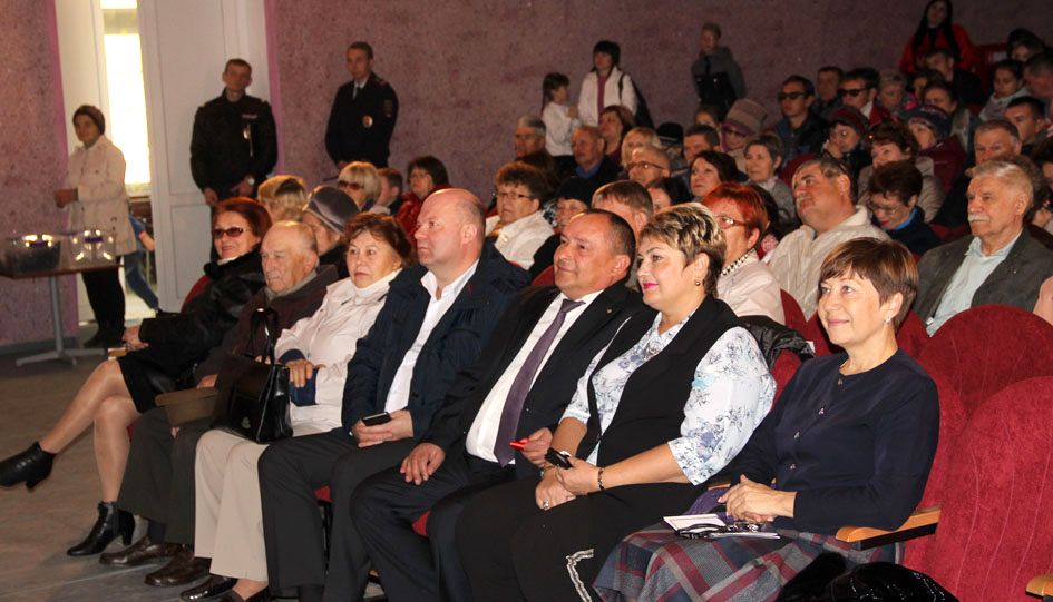 КИНОЗАЛ ВСТРЕТИЛ ЗРИТЕЛЕЙ